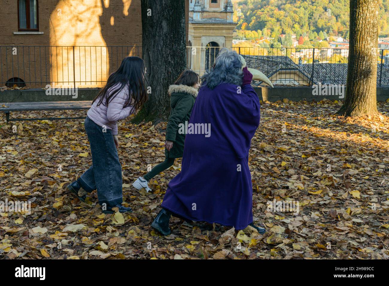 Ecologisti bambini che giocano per salvare il pianeta come inquinamenti tossici malvagi la terra rappresentata dall'attrice viola persona Antonia Stradivari Foto Stock