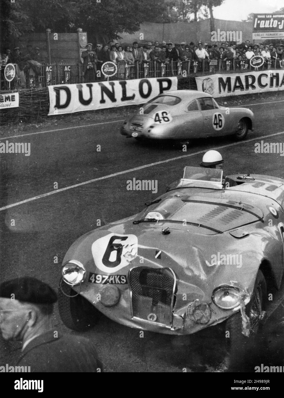 Schiantato Talbot Lago di Andre Chambas e Charles de Cortanze, le Mans 24 Hour Race, Francia, 1953. La Porsche 356 di Gonzague Olivier e Eugene Martin passa sullo sfondo. Foto Stock