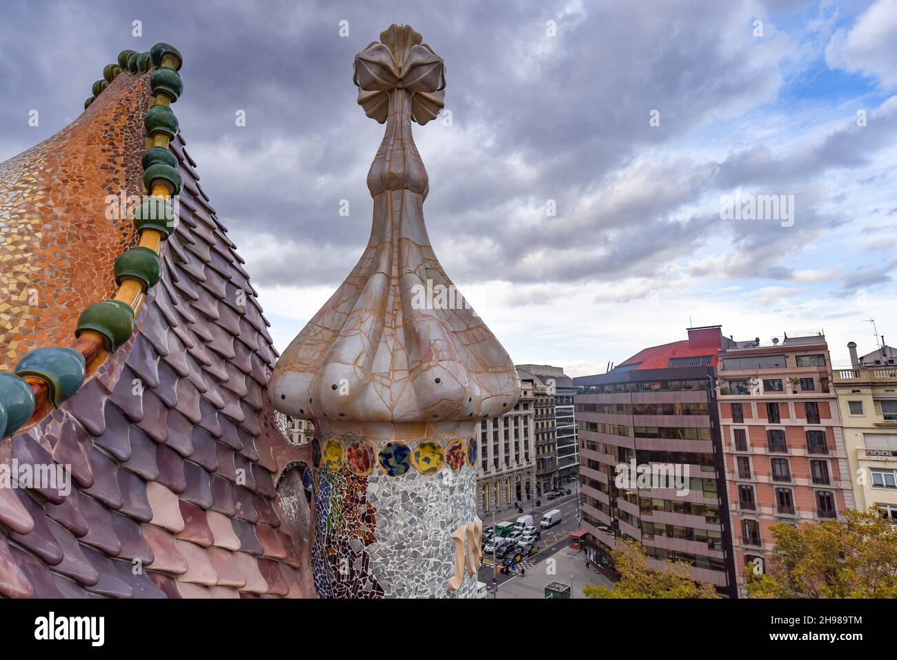Barcellona, Spagna - 22 Nov, 2021: Vista del famoso tetto di Casa Batllo progettato da Antoni Gaudi, Barcellona, Spagna con scale di drago e camino Foto Stock