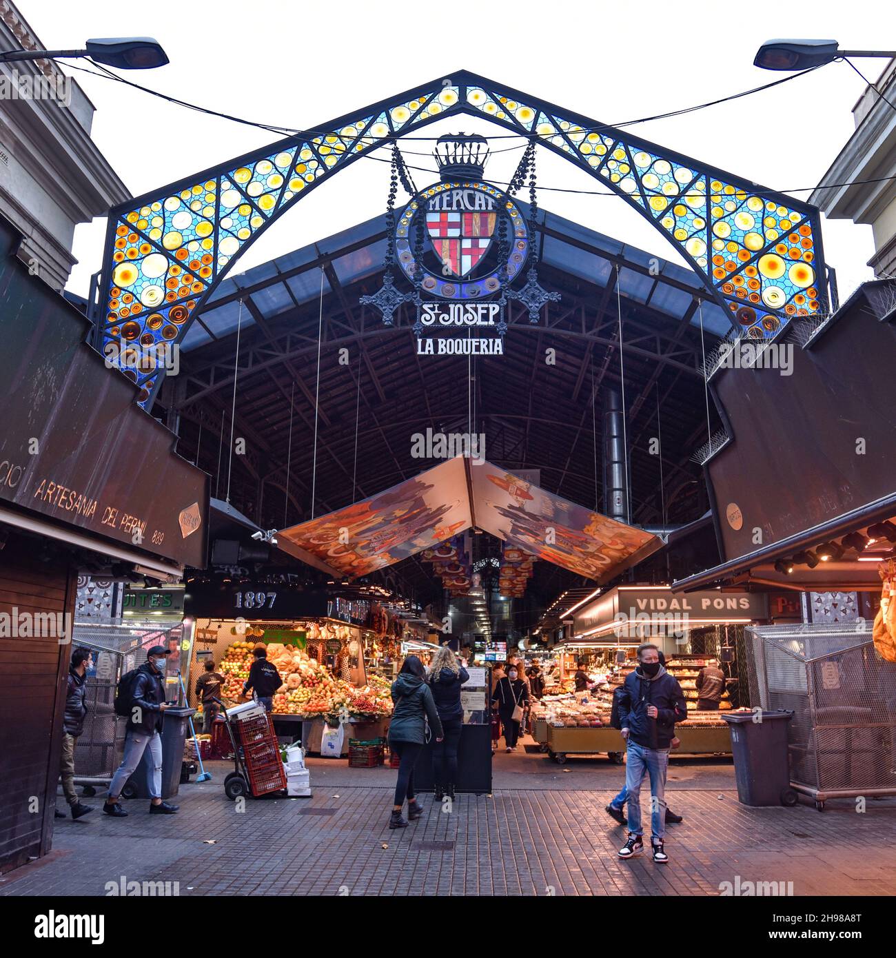 Barcellona, Spagna - 23 Nov, 2021: L'ingresso a la Boqueria, il famoso mercato alimentare di Barcellona Foto Stock