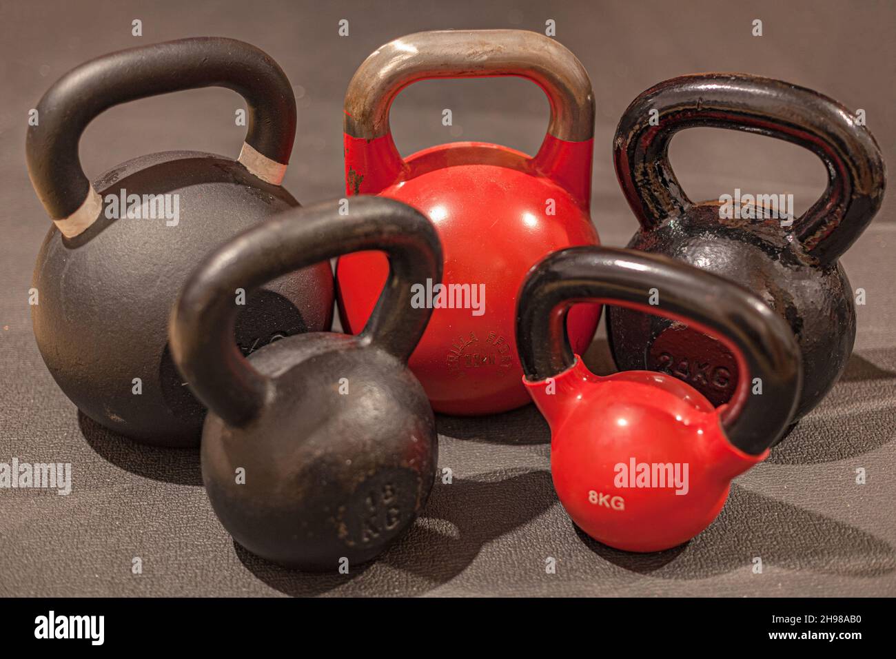 Black and Red Kettlebells 8 kg 16 kg 24 kg 32 kg 40 kg set per l'esercizio Foto Stock