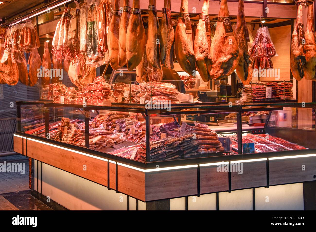 Barcellona, Spagna - 23 Nov, 2021: Mercat de la Boqueria, Jamon Serrano, Ham stall, mercato, Barcellona, Spagna Foto Stock