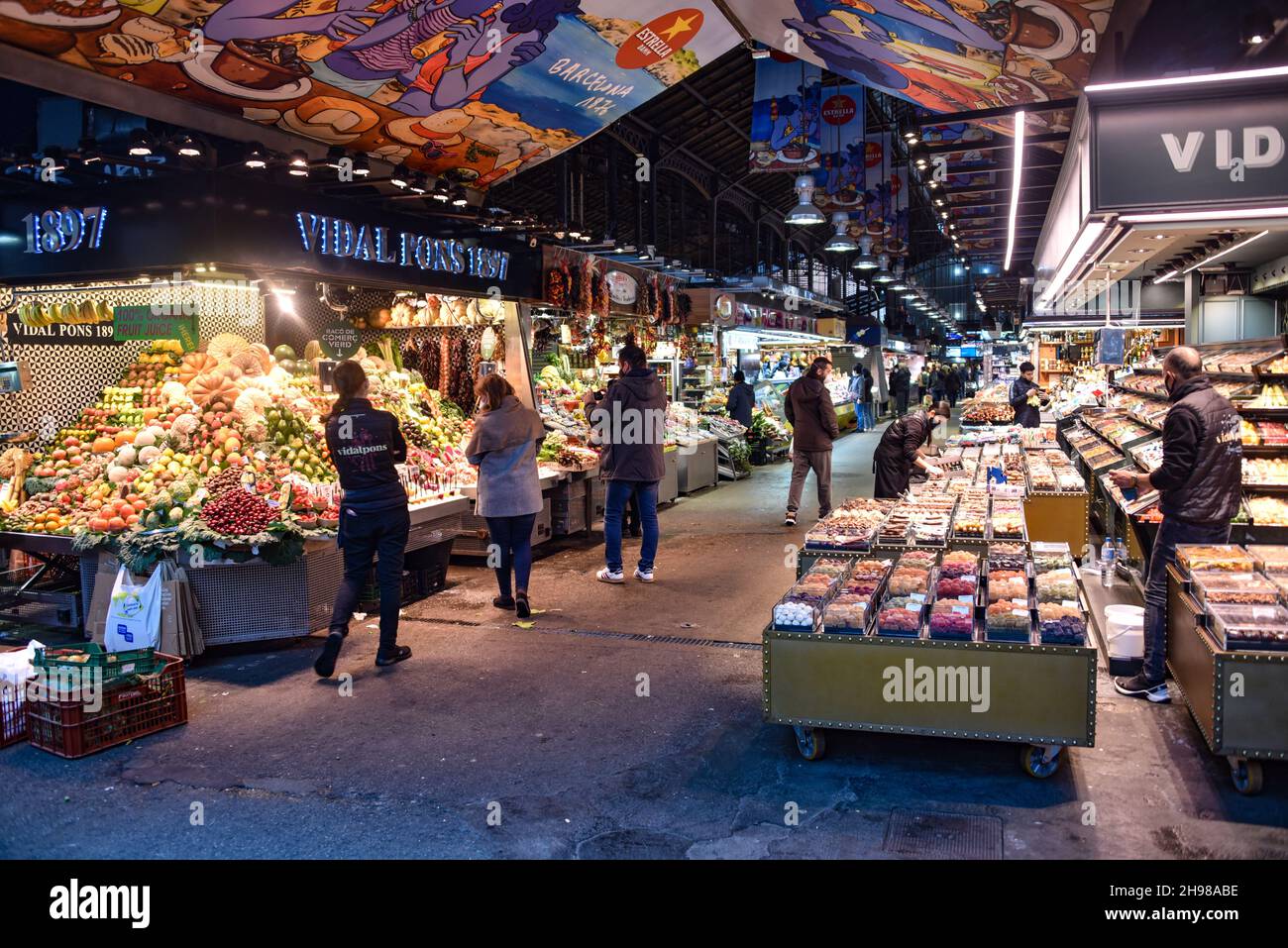 Barcellona, Spagna - 23 Nov, 2021: Bancarelle dei mercati nel Mercat de la Boqueria, Barcellona, Spagna Foto Stock