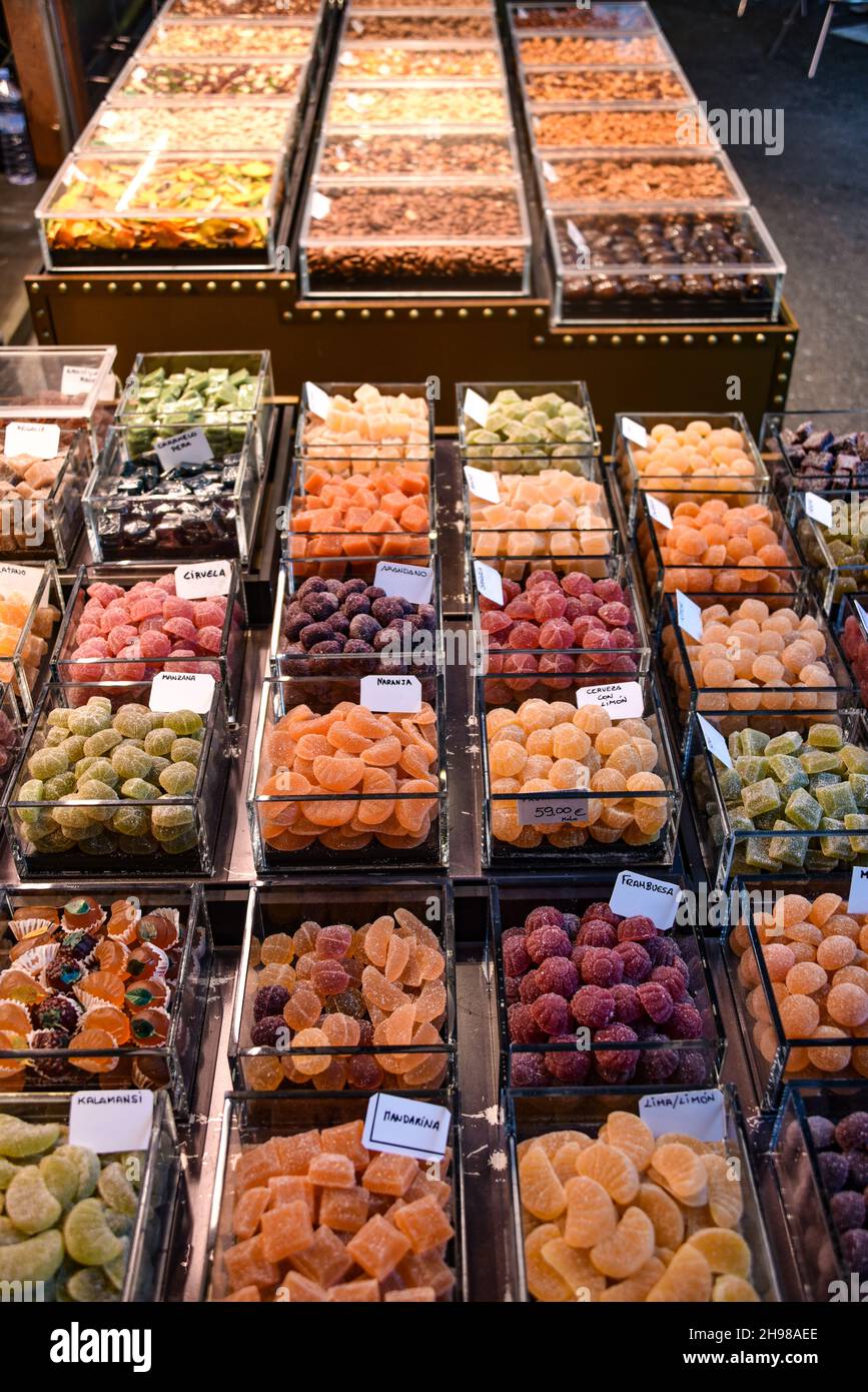 Barcellona, Spagna - 23 Nov, 2021: Vendita di caramelle sui mercati bancarelle nel Mercat de la Boqueria, Barcellona, Spagna Foto Stock