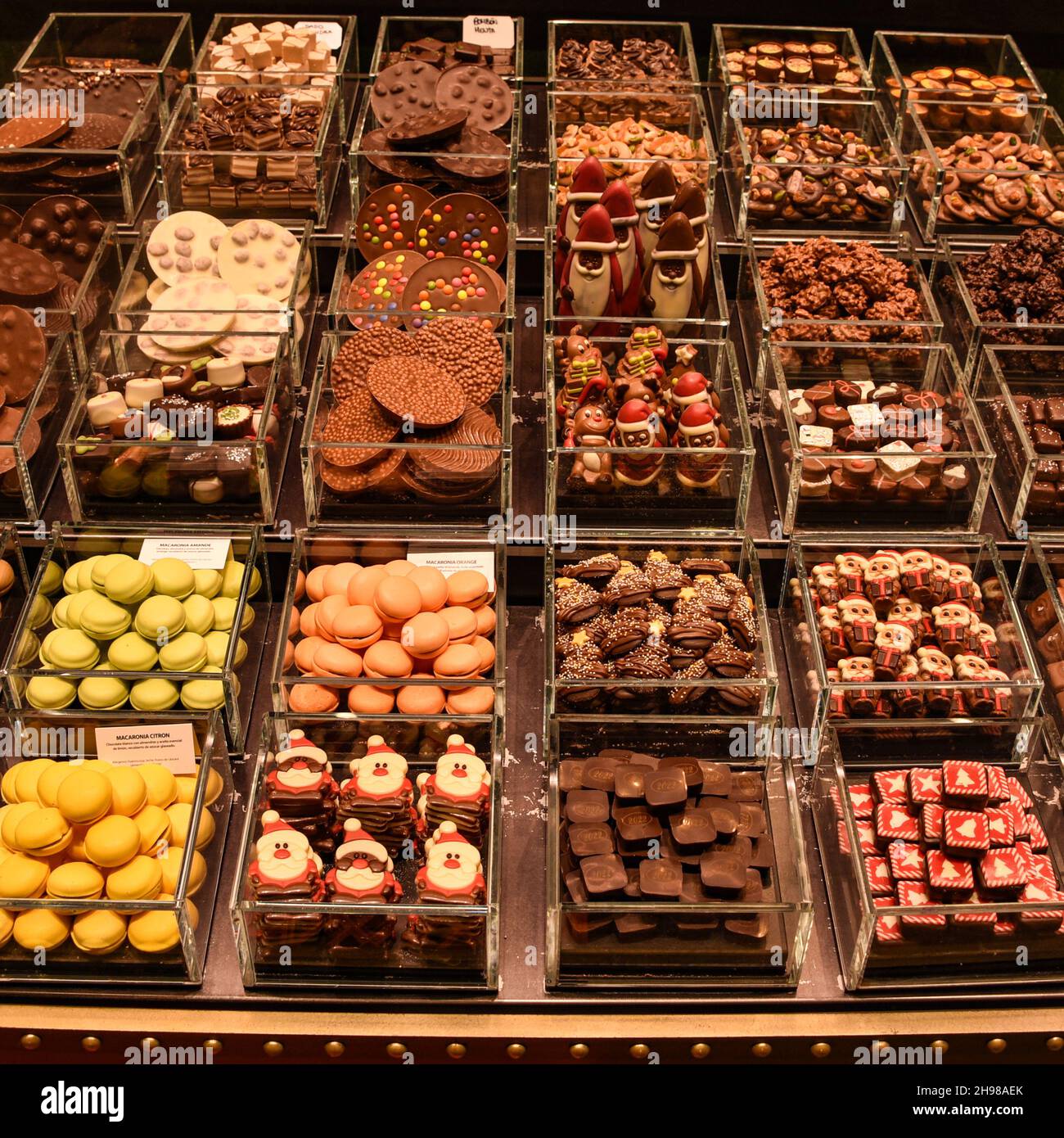 Barcellona, Spagna - 23 Nov, 2021: Vendita di caramelle sui mercati bancarelle nel Mercat de la Boqueria, Barcellona, Spagna Foto Stock