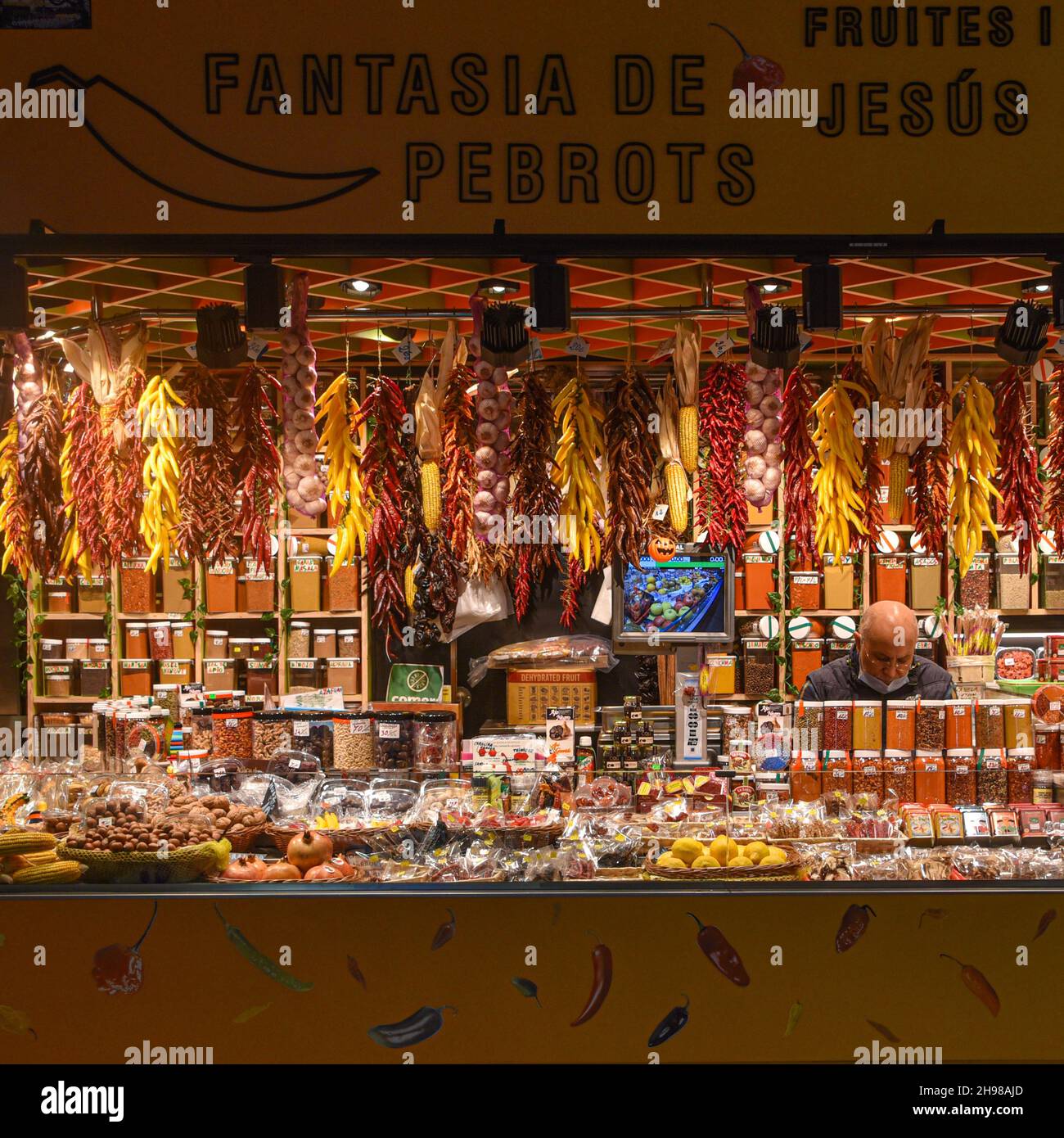 Barcellona, Spagna - 23 Nov, 2021: Spezie e peperoncini in vendita su una bancarella di mercati nel Mercat de la Boqueria, Barcellona, Spagna Foto Stock