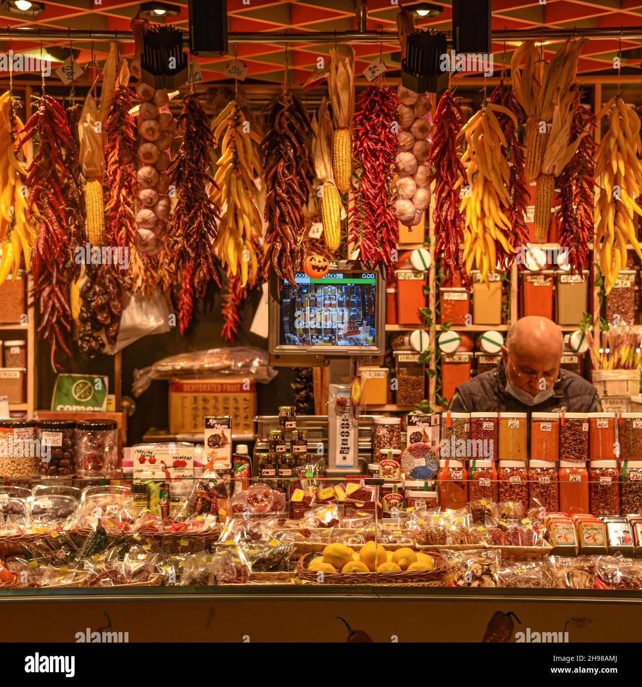 Barcellona, Spagna - 23 Nov, 2021: Spezie e peperoncini in vendita su una bancarella di mercati nel Mercat de la Boqueria, Barcellona, Spagna Foto Stock