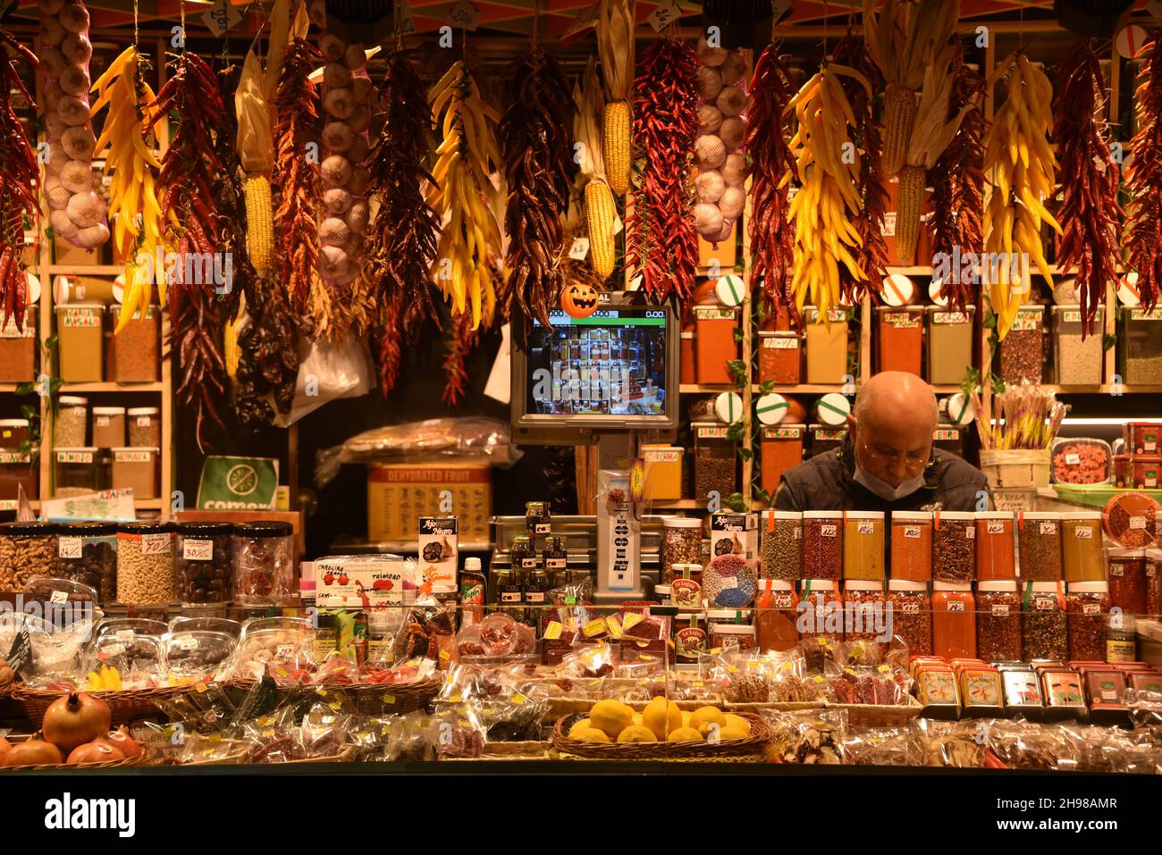 Barcellona, Spagna - 23 Nov, 2021: Spezie e peperoncini in vendita su una bancarella di mercati nel Mercat de la Boqueria, Barcellona, Spagna Foto Stock