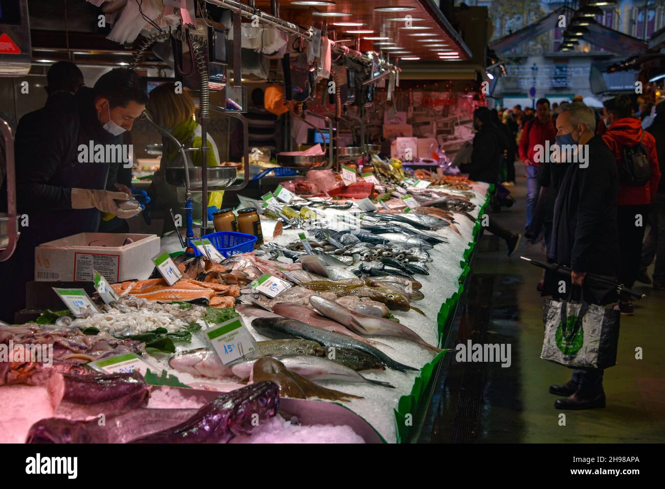 Barcellona, Spagna - 23 Nov, 2021: Pesce fresco e frutti di mare in vendita su una bancarella di mercato nel Mercat de la Boqueria, Barcellona, Spagna Foto Stock