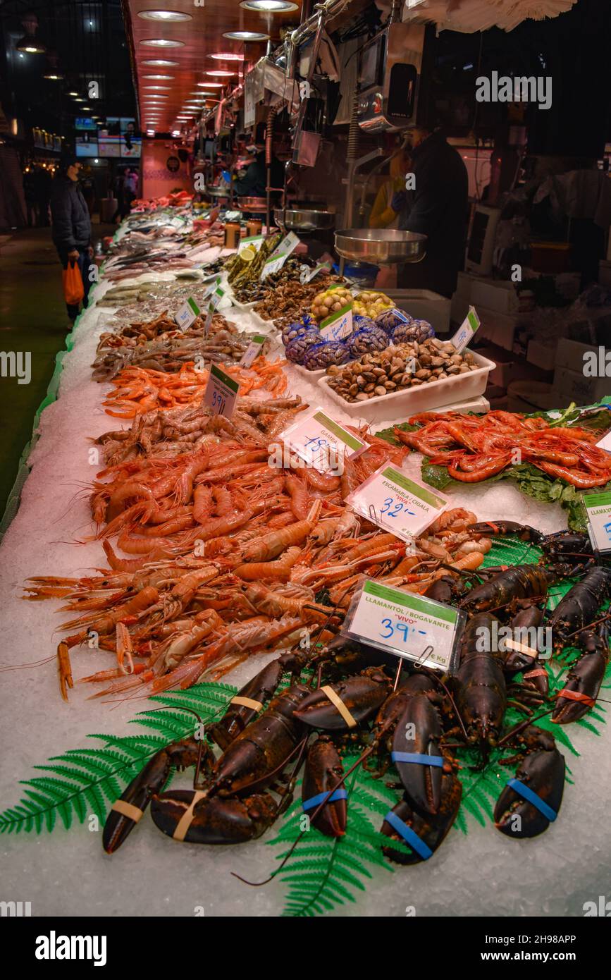 Barcellona, Spagna - 23 Nov, 2021: Pesce fresco e frutti di mare in vendita su una bancarella di mercato nel Mercat de la Boqueria, Barcellona, Spagna Foto Stock