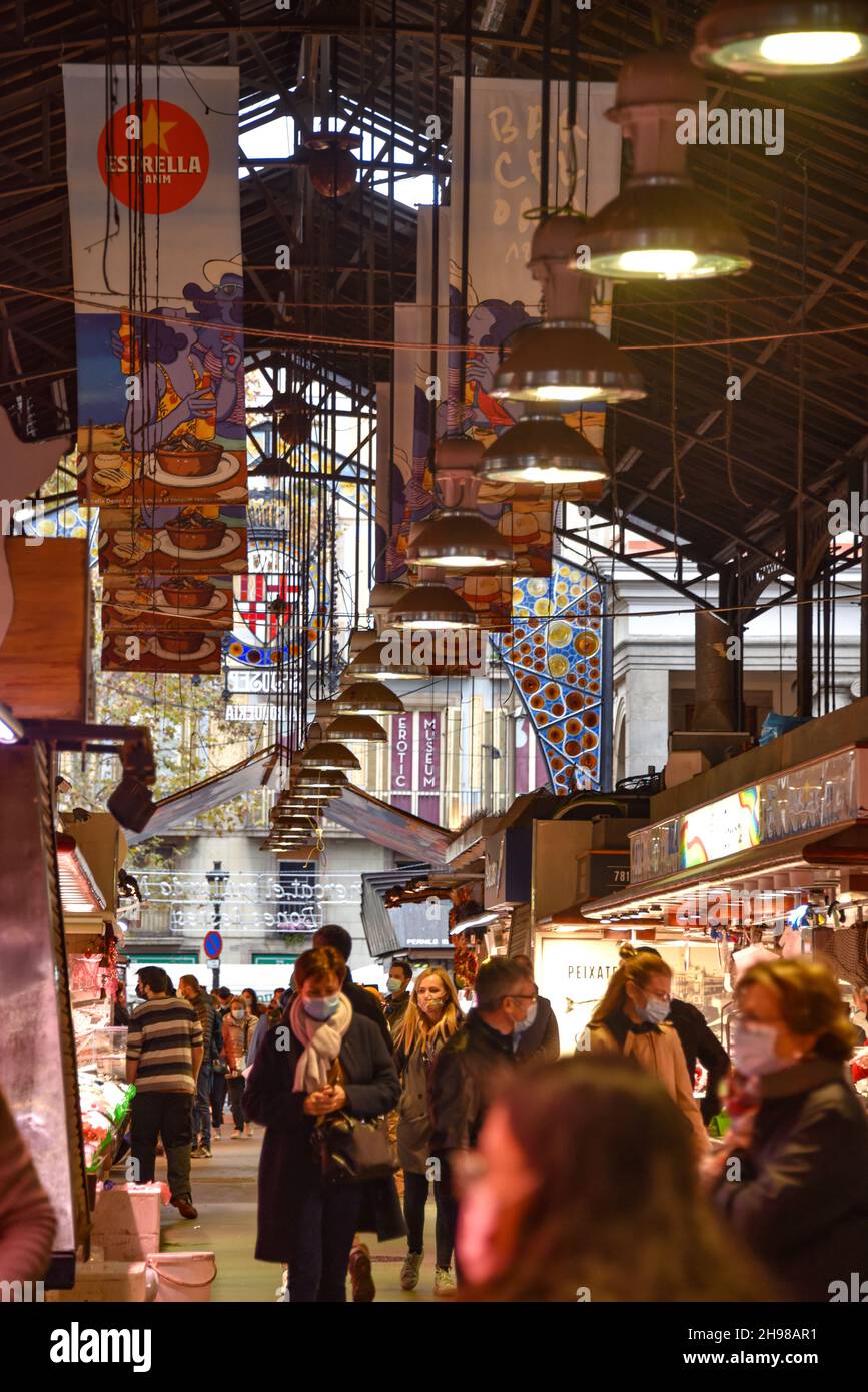 Barcellona, Spagna - 23 Nov, 2021: Bancarelle dei mercati nel Mercat de la Boqueria, Barcellona, Spagna Foto Stock