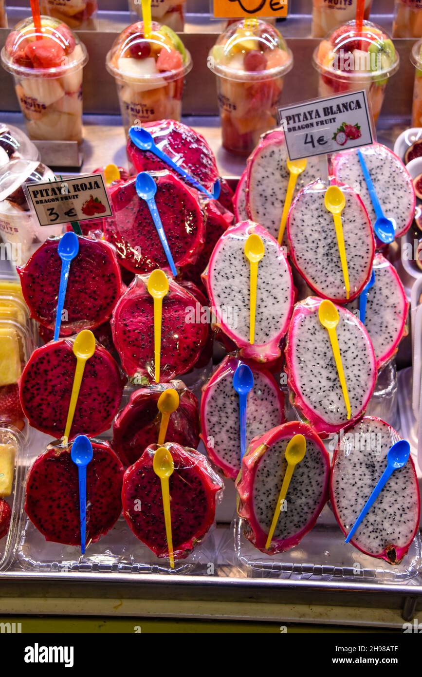 Barcellona, Spagna - 23 Nov, 2021: Pitahaya e altri frutti esotici in vendita su una bancarella del mercato nel Mercat de la Boqueria, Barcellona, Spagna Foto Stock