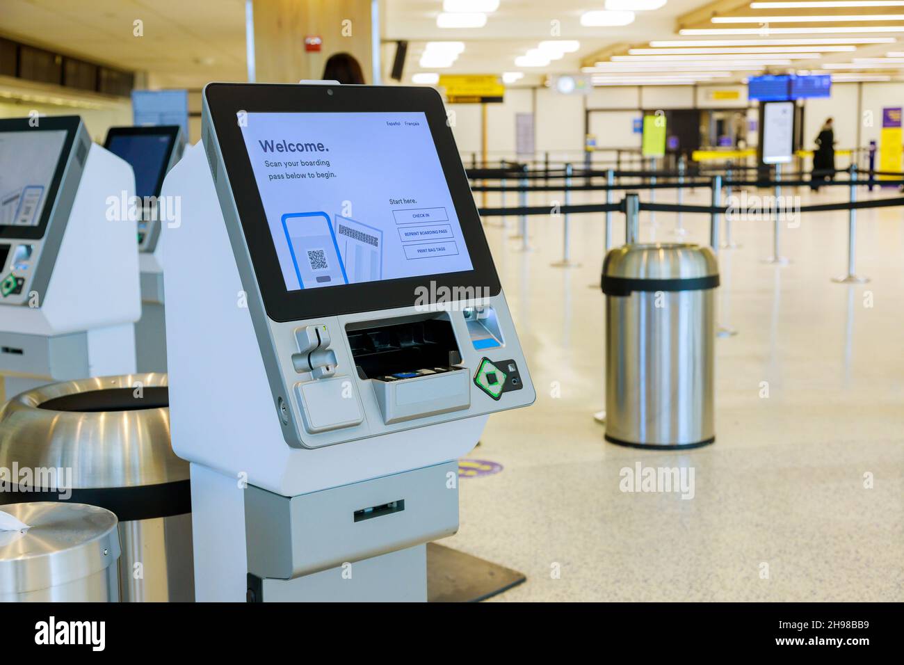 Chiosco self-service all'aeroporto per il check-in, stampa della carta d'imbarco e acquisto del biglietto Foto Stock