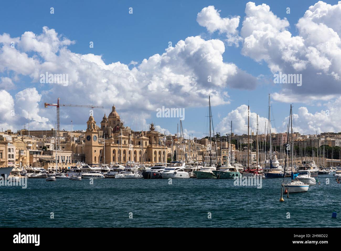 Birgu, conosciuta anche come Vittoriosa, è una delle tre città di Malta. Il Museo Marittimo di Malta è il grande edificio accanto al Grand Harbour, Malta, Europa. Foto Stock