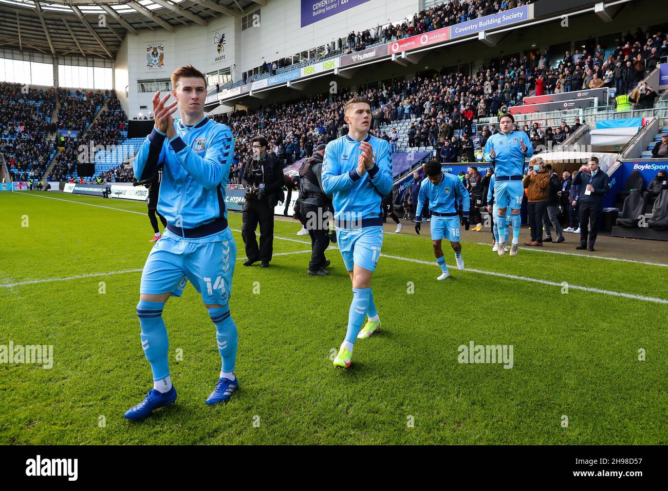 I giocatori di Coventry City e West Bromwich Albion entrano in campo mentre l'arbitro Kieth Stroud e i suoi funzionari li guidano durante la partita del campionato Sky Bet alla Coventry Building Society Arena di Coventry. Data foto: Sabato 4 dicembre 2021. Foto Stock