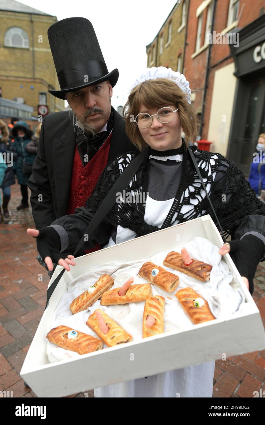 Rochester, Regno Unito. 05 dicembre 2021. Rochester Kent 5 dicembre 2021. Il festival di Natale Dickensian è tornato a Rochester dopo un anno di spegnimento a causa della pandemia di Covid-19. Il festival includeva la Processione dei sette poveri viaggiatori e la Grand Parade illuminata da candele. Il festival si tiene a Rochester dal 1988 in occasione del periodo in cui Charles Dickens visse nella città del Kent dal 1817 al 1822. Credit: MARTIN DALTON/Alamy Live News Foto Stock