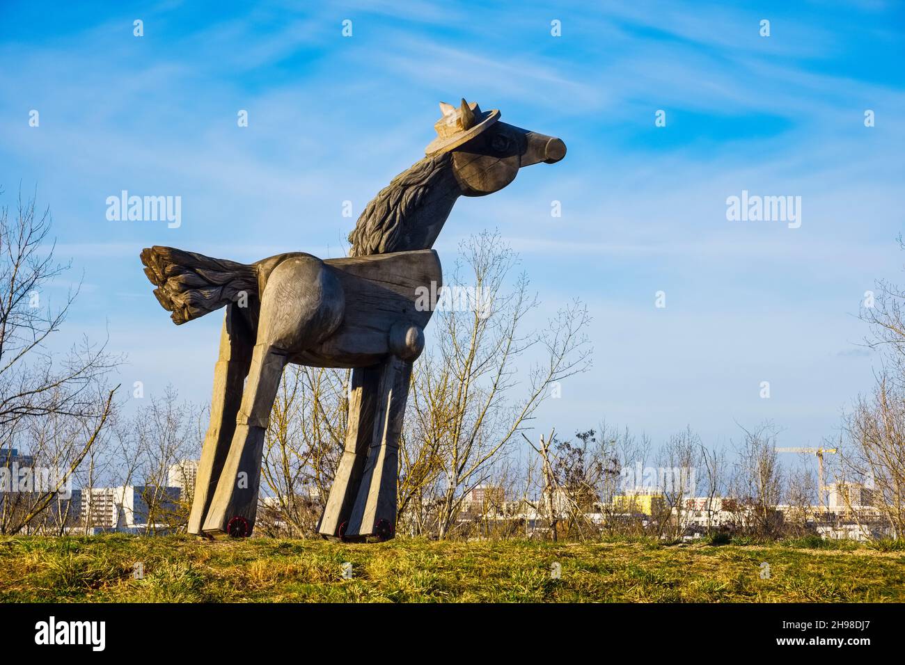 Scultura a cavallo nel parco giochi, Monte Kienberg, Berlino, Germania Foto Stock