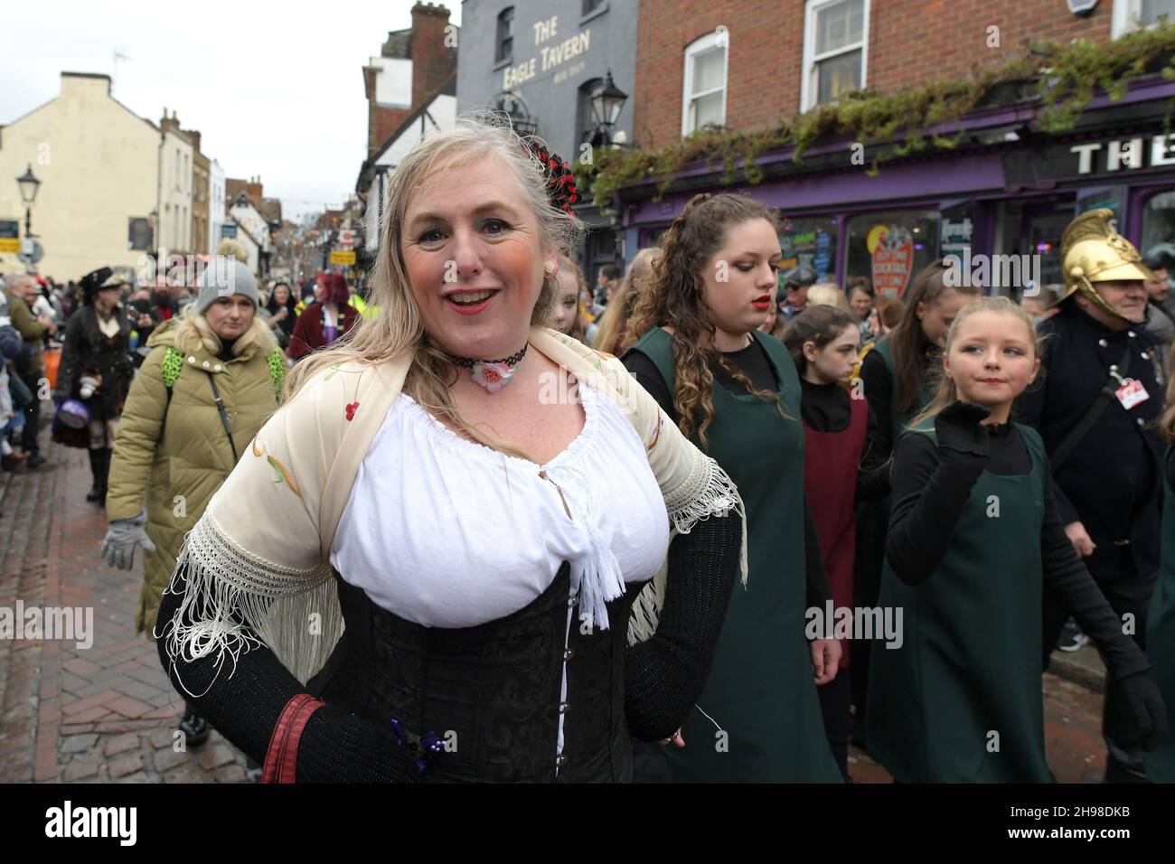 Rochester, Regno Unito. 05 dicembre 2021. Rochester Kent 5 dicembre 2021. Il festival di Natale Dickensian è tornato a Rochester dopo un anno di spegnimento a causa della pandemia di Covid-19. Il festival includeva la Processione dei sette poveri viaggiatori e la Grand Parade illuminata da candele. Il festival si tiene a Rochester dal 1988 in occasione del periodo in cui Charles Dickens visse nella città del Kent dal 1817 al 1822. Credit: MARTIN DALTON/Alamy Live News Foto Stock