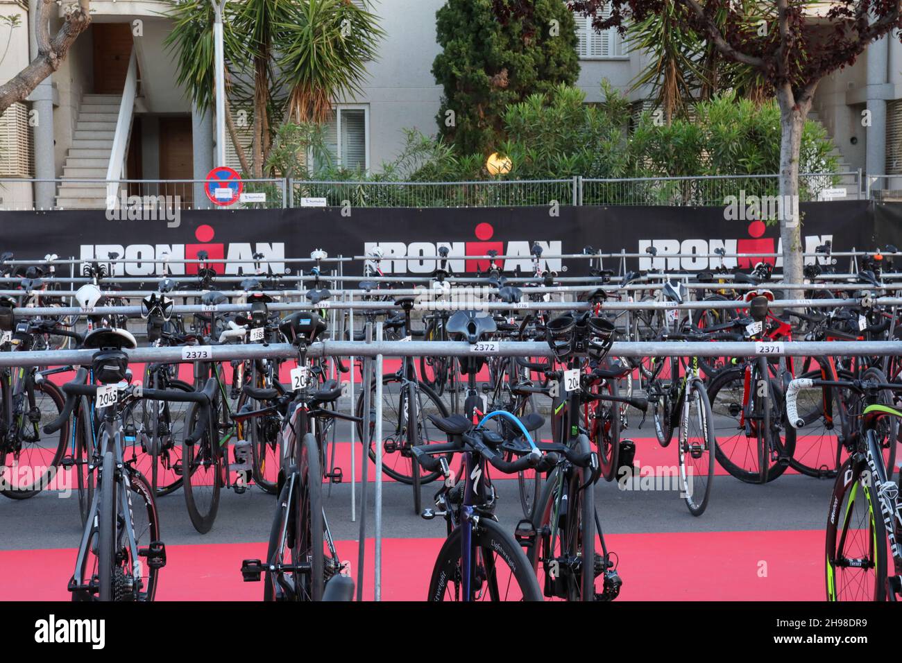 Nuota, pedala e corri, migliaia di persone hanno partecipato a questo evento di Ironman a Maiorca. Foto Stock