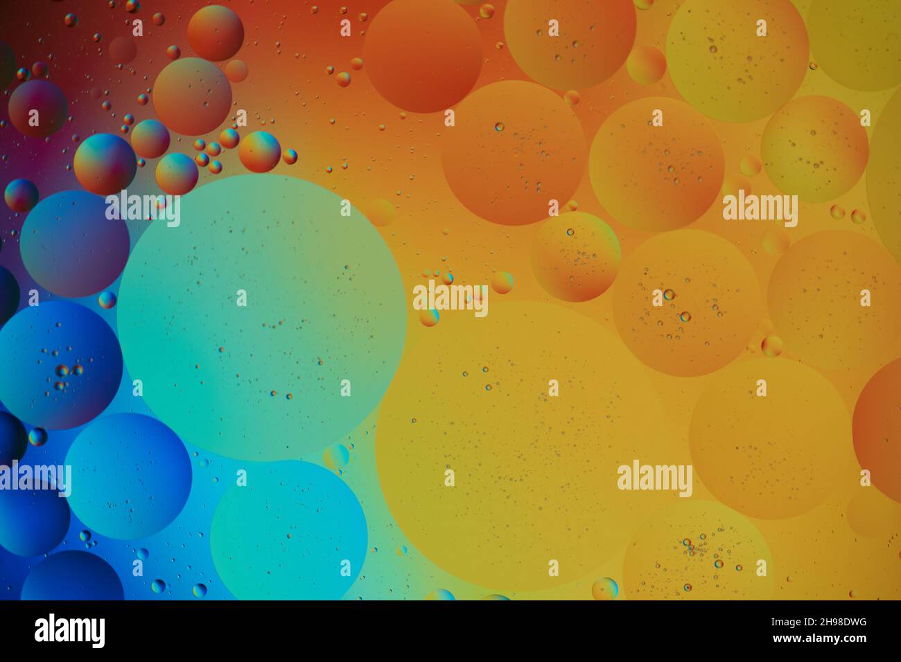 Sfondo astratto con bolle d'arancio e blu in acqua. Fotografia macro. Vista dall'alto. Foto Stock