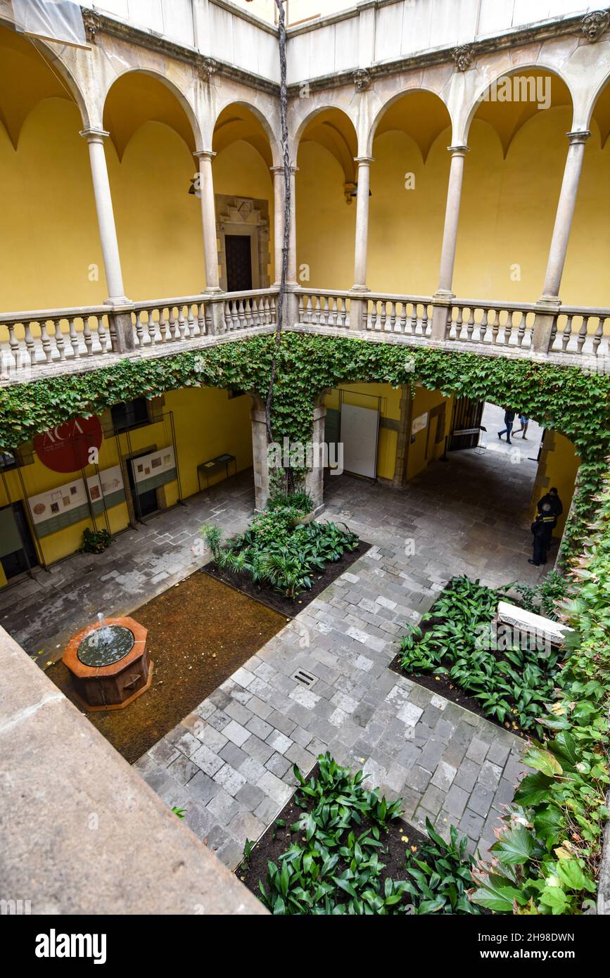 Barcellona, Spagna - 23 Nov, 2021: Cortile interno dell'Archivio della Corona d'Aragona a Barcellona , Catalogna, Spagna Foto Stock