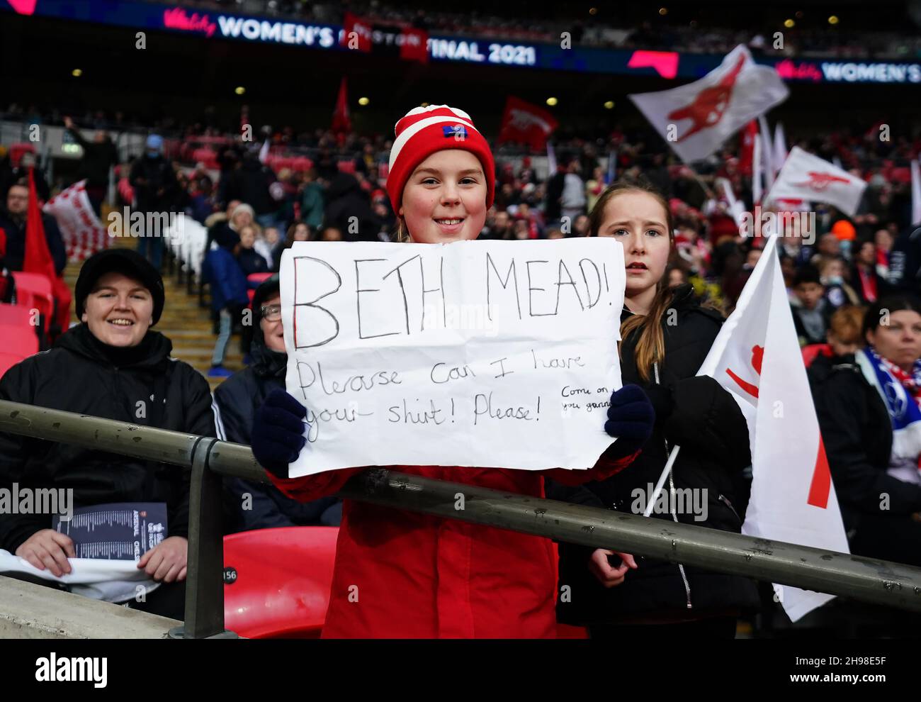 I giovani fan si trovano in stand davanti alla finale della Vitality Women's fa Cup al Wembley Stadium di Londra. Data foto: Domenica 5 dicembre 2021. Foto Stock