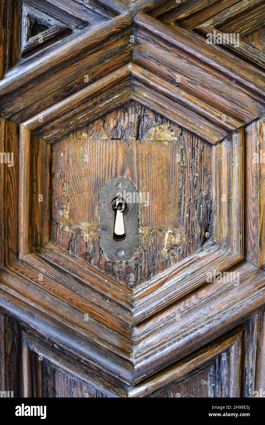 Barcellona, Spagna - 23 Nov, 2021: Porta di legno keyhole presso l'Archivio della Corona d'Aragona a Barcellona, Catalogna, Spagna Foto Stock