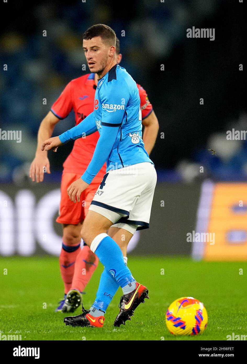 NAPOLI, ITALIA - DICEMBRE 04: Diego Demme della SSC Napoli in azione, durante la Serie A match tra SSC Napoli e Atalanta BC allo Stadio Diego Armando Maradona il 4 Dicembre 2021 a Napoli. (Foto tramite MB Media) Foto Stock