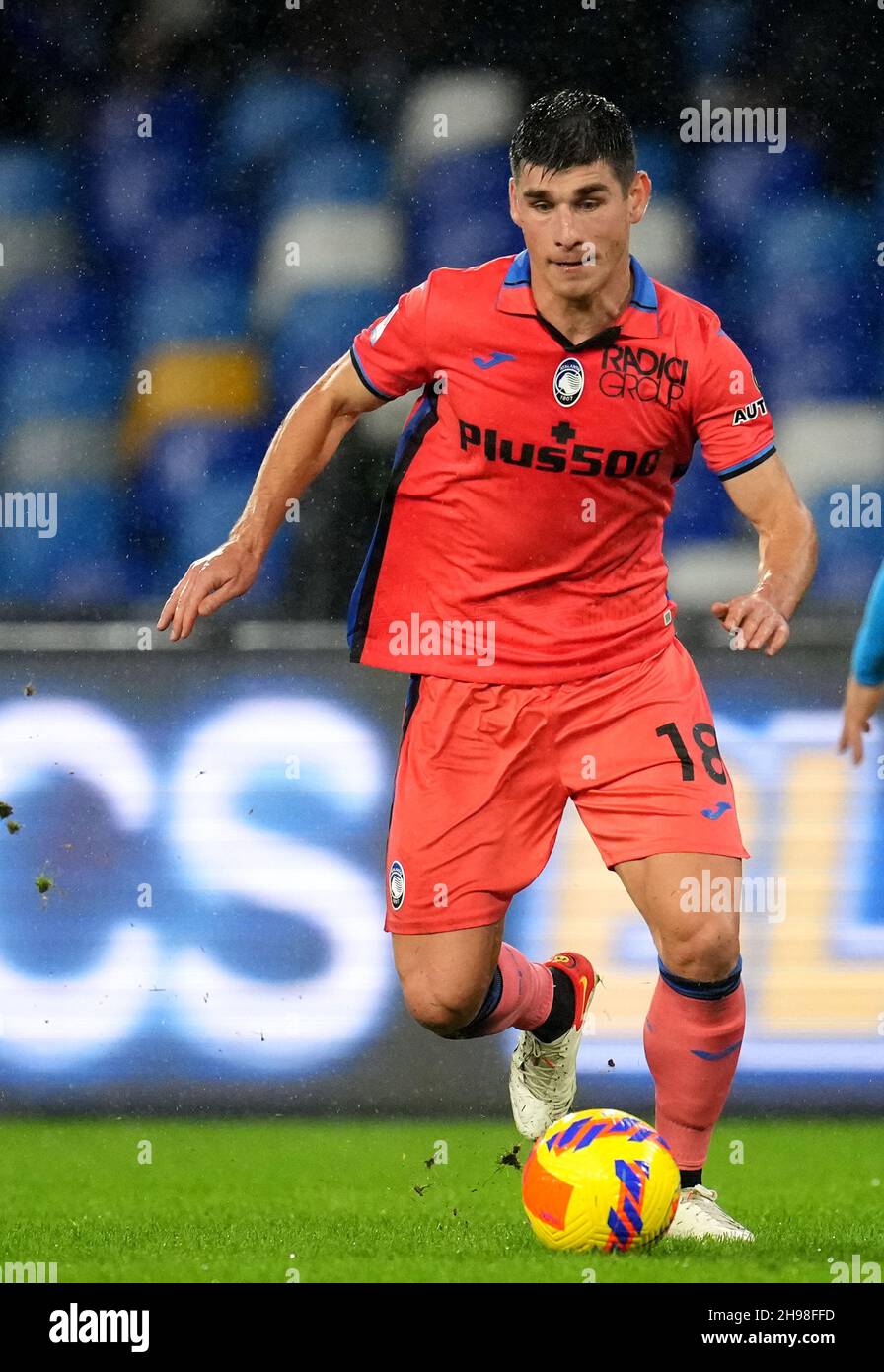 NAPOLI, ITALIA - DICEMBRE 04: Ruslan Malinovskyi di Atalanta BC in azione, durante la Serie A match tra SSC Napoli e Atalanta BC allo Stadio Diego Armando Maradona il 4 Dicembre 2021 a Napoli. (Foto tramite MB Media) Foto Stock