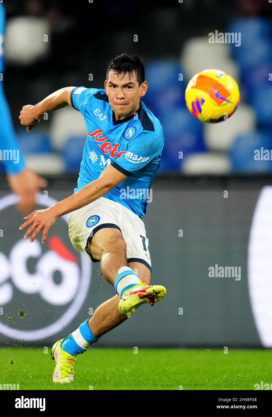 NAPOLI, ITALIA - DICEMBRE 04: Hirving Lozano della SSC Napoli in azione, durante la Serie A match tra SSC Napoli e Atalanta BC allo Stadio Diego Armando Maradona il 4 Dicembre 2021 a Napoli. (Foto tramite MB Media) Foto Stock