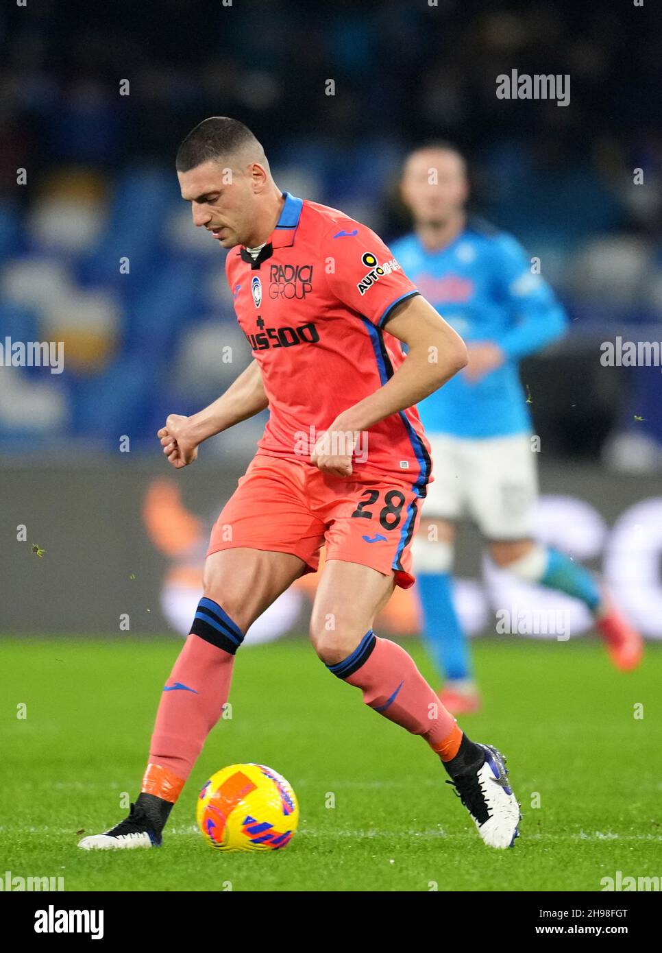 NAPOLI, ITALIA - DICEMBRE 04: Merih Demiral di Atalanta BC in azione, durante la Serie A match tra SSC Napoli e Atalanta BC allo Stadio Diego Armando Maradona il 4 Dicembre 2021 a Napoli. (Foto tramite MB Media) Foto Stock