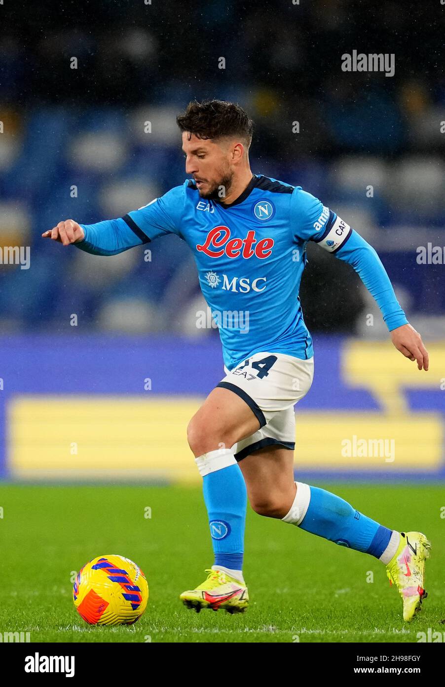 NAPOLI, ITALIA - DICEMBRE 04: Dries Mertens della SSC Napoli in azione, durante la Serie A match tra SSC Napoli e Atalanta BC allo Stadio Diego Armando Maradona il 4 Dicembre 2021 a Napoli. (Foto tramite MB Media) Foto Stock