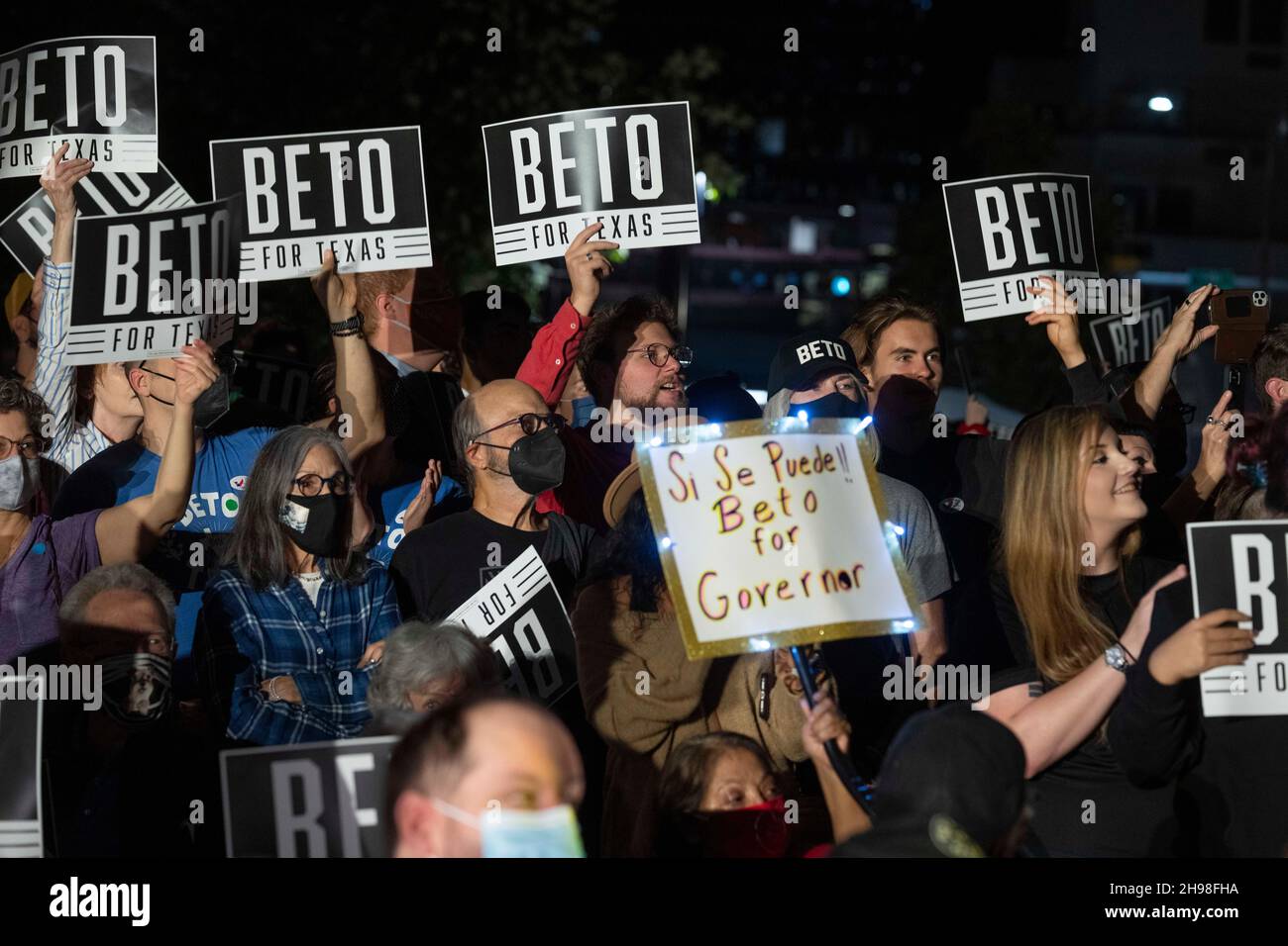 Austin Texas USA, 4 2021 dicembre: I sostenitori del candidato governatore del Texas Beto o'Rourke (non mostrato) si radunano a Republic Square nel centro. Diverse centinaia di texani si sono rivelati a sostegno di o'Rourke, una democrazia che sta sfidando Gov, ex-presidente di due periodi. Greg Abbott (non illustrato). Credit: Bob Daemmrich/Alamy Live News Foto Stock