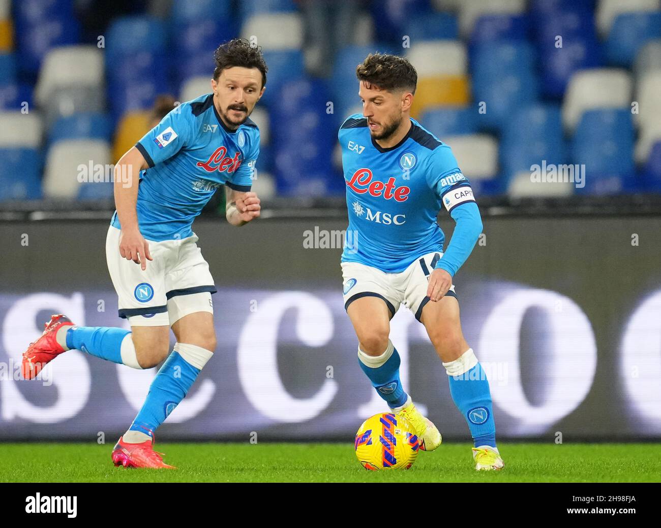 NAPOLI, ITALIA - DICEMBRE 04: Dries Mertens della SSC Napoli in azione, durante la Serie A match tra SSC Napoli e Atalanta BC allo Stadio Diego Armando Maradona il 4 Dicembre 2021 a Napoli. (Foto tramite MB Media) Foto Stock