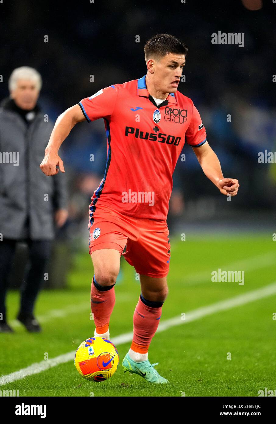 NAPOLI, ITALIA - DICEMBRE 04: Joakim Maehle di Atalanta BC in azione, durante la Serie A match tra SSC Napoli e Atalanta BC allo Stadio Diego Armando Maradona il 4 Dicembre 2021 a Napoli. (Foto tramite MB Media) Foto Stock