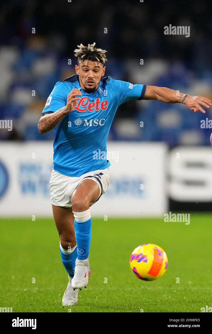 NAPOLI, ITALIA - DICEMBRE 04: Kevin Malcuit della SSC Napoli in azione, durante la Serie A match tra SSC Napoli e Atalanta BC allo Stadio Diego Armando Maradona il 4 Dicembre 2021 a Napoli. (Foto tramite MB Media) Foto Stock
