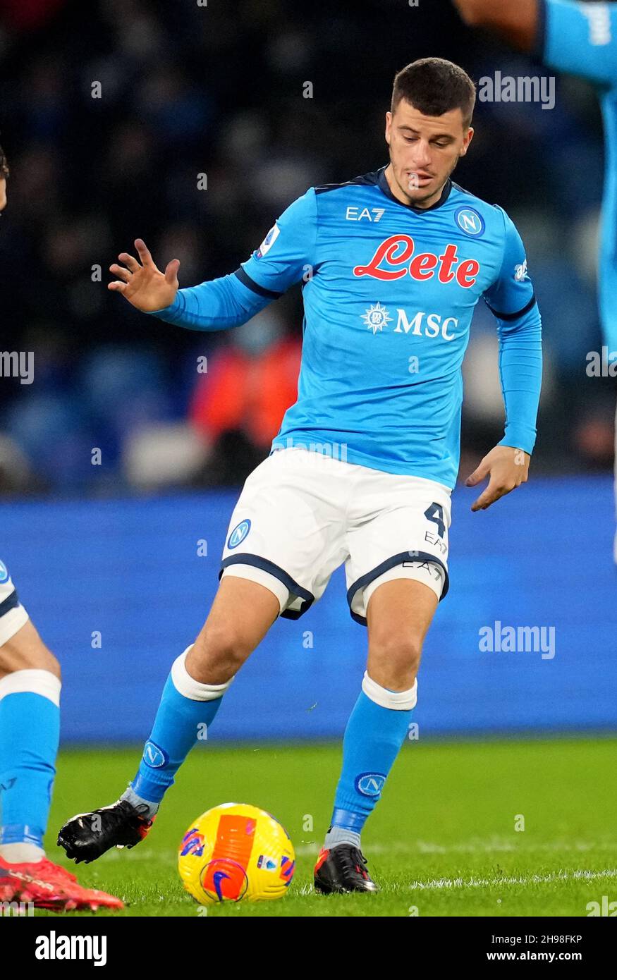 NAPOLI, ITALIA - DICEMBRE 04: Diego Demme della SSC Napoli in azione, durante la Serie A match tra SSC Napoli e Atalanta BC allo Stadio Diego Armando Maradona il 4 Dicembre 2021 a Napoli. (Foto tramite MB Media) Foto Stock