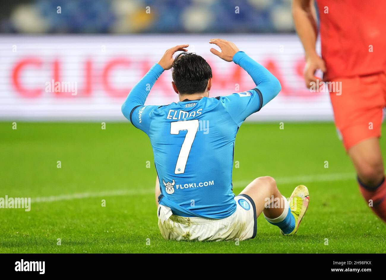 NAPOLI, ITALIA - DICEMBRE 04: Elif Elmas della SSC Napoli delusa, durante la Serie A match tra SSC Napoli e Atalanta BC allo Stadio Diego Armando Maradona il 4 dicembre 2021 a Napoli. (Foto tramite MB Media) Foto Stock