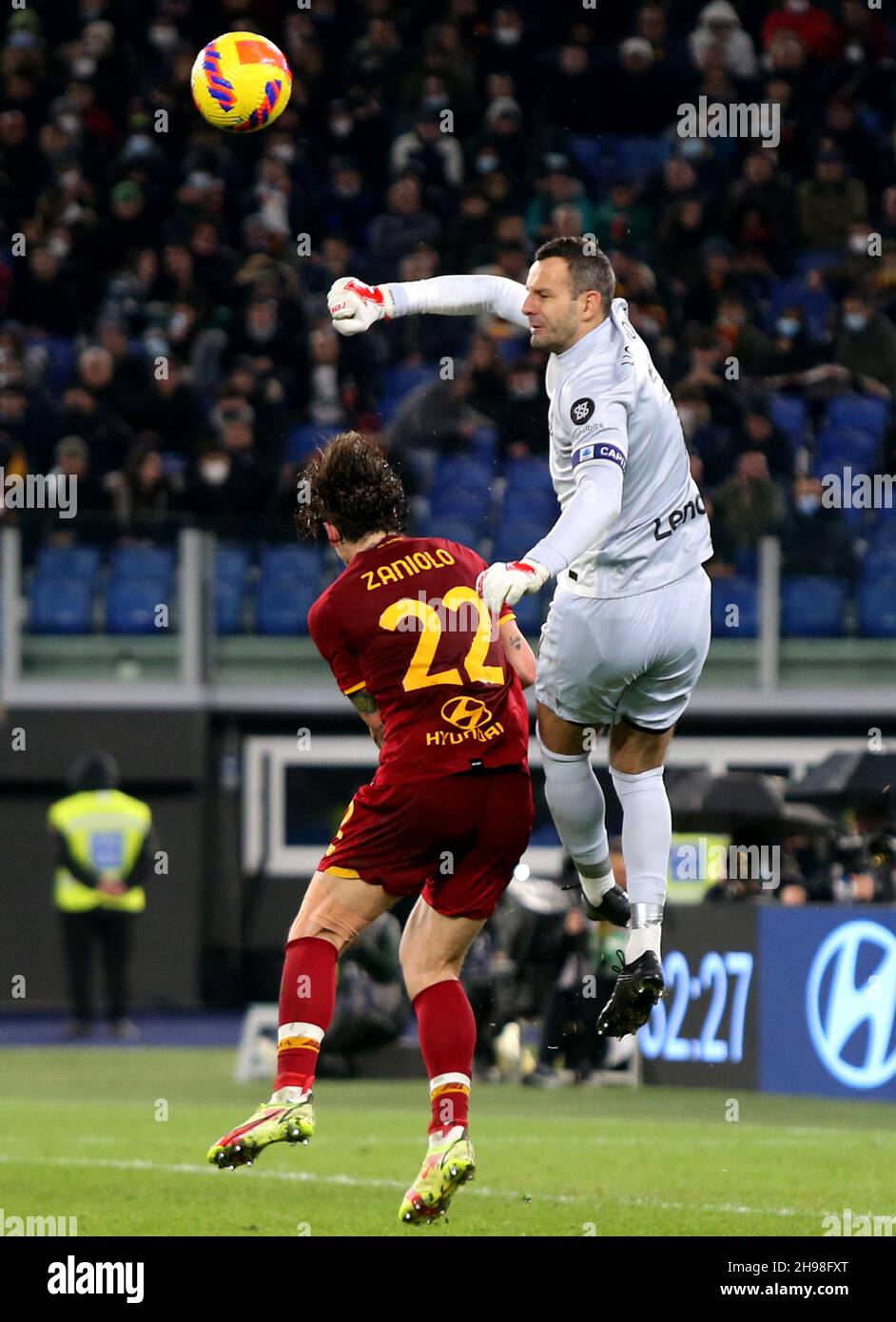 ROMA, ITALIA - DICEMBRE 04: Samir Handanovic del FC Internazionale Outgoing anticipa Nicolo Zaniolo di AS Roma , durante la Serie Una partita tra AS Roma e FC Internazionale allo Stadio Olimpico il 4 Dicembre 2021 a Roma, Italia. (Foto tramite MB Media) Foto Stock