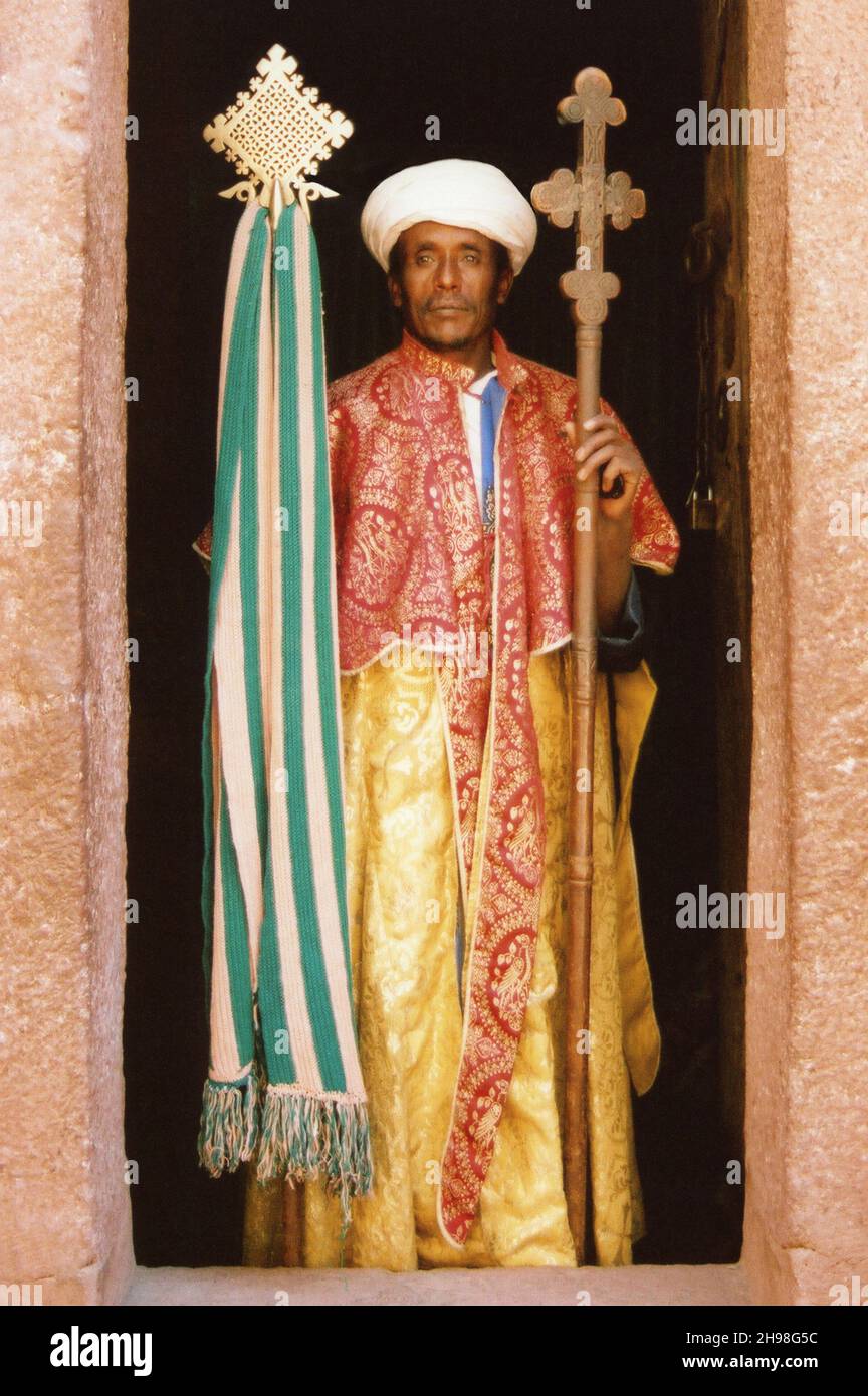 Prete con croce tradizionale a Lalibela, Etiopia Foto Stock