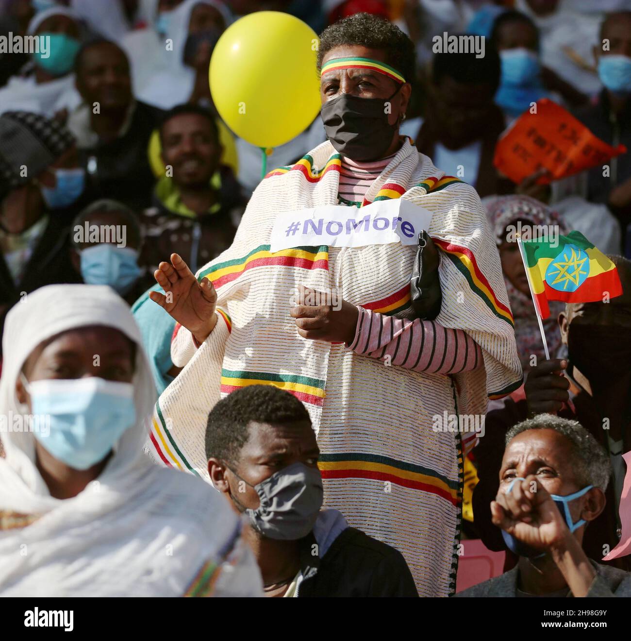 Addis Abeba, Etiopia. 5 dicembre 2021. La gente partecipa ad un raduno per condannare il fronte di liberazione del popolo Tigray (TPLF) e l'intervento occidentale negli affari interni dell'Etiopia ad Addis Abeba, Etiopia, 5 dicembre 2021. Credit: Wang Ping/Xinhua/Alamy Live News Foto Stock