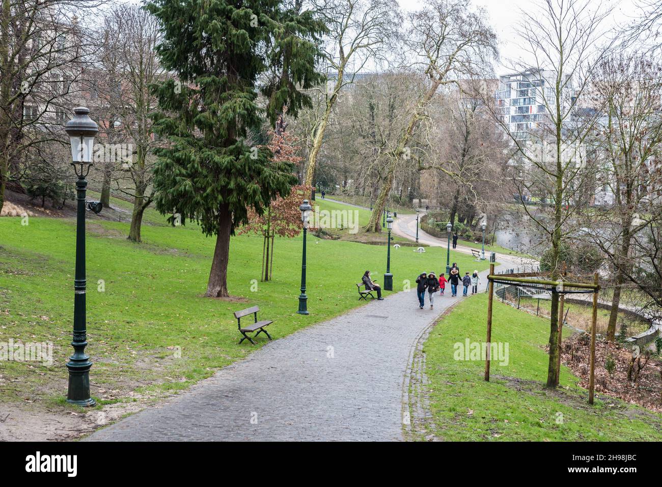 Ixelles, Regione capitale di Bruxelles, 02 15 2018: Persone che camminano nel parco Leopold nel distretto europeo Foto Stock