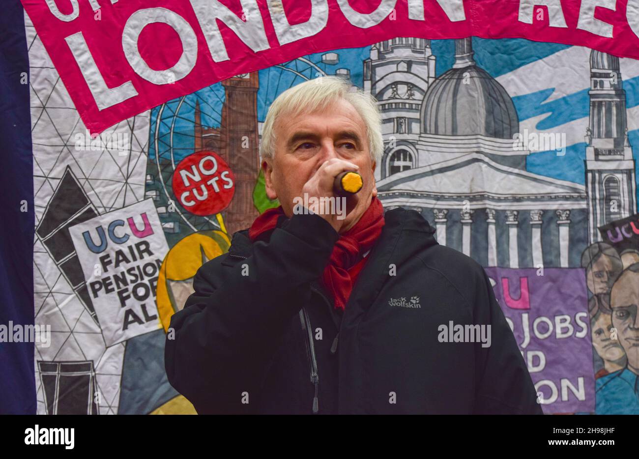 Londra, Regno Unito. 3 dicembre 2021. Il deputato del lavoro John McDonnell parla a Tavistock Square. Il personale universitario e i membri dell'Università e dell'Unione del Collegio (UCU) hanno adottato un'azione di sciopero e hanno marciato attraverso il centro di Londra per protestare contro la disuguaglianza retributiva di genere, etnia e disabilità, le condizioni di lavoro e la diminuzione della retribuzione. Foto Stock
