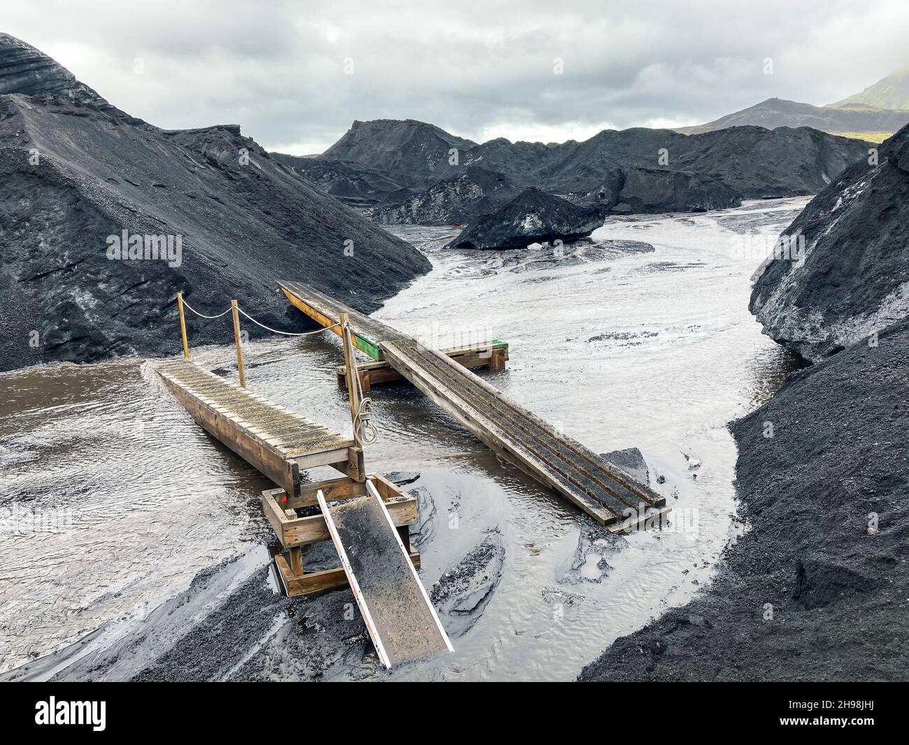 Ponte sul fiume fino a una lingua del ghiacciaio in Islanda Foto Stock