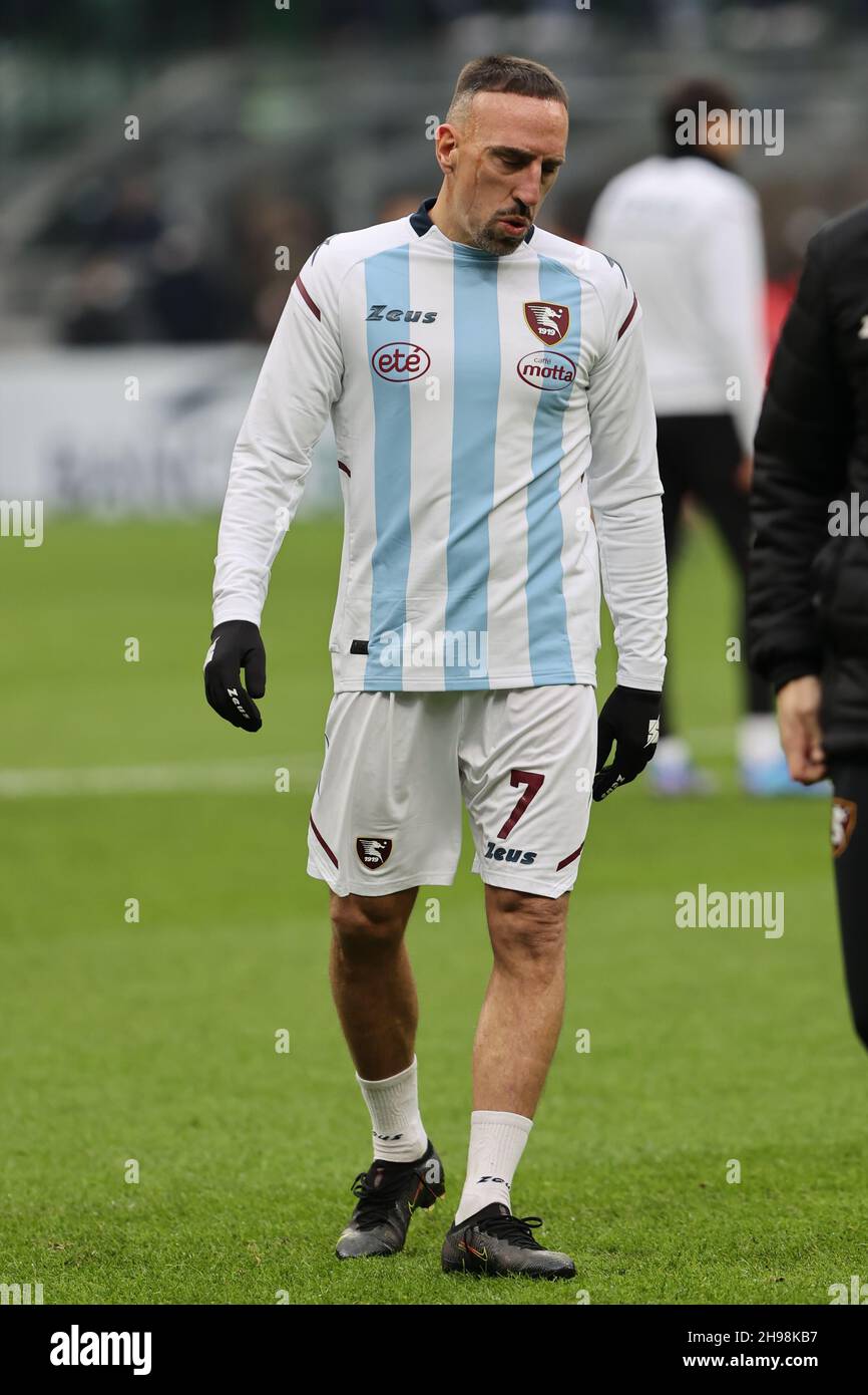 Frank Ribery of US Salernitana 1919 si riscalda durante la Serie A 2021/22 partite di calcio tra AC Milan e US Salernitana 1919 a Giuseppe Meazza sta Foto Stock