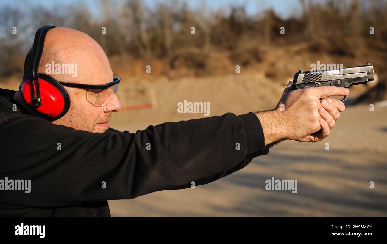 Pistola bersaglio e pistola sparare pratica e polizia e bodyguard armi di addestramento. Campo di ripresa all'aperto Foto Stock