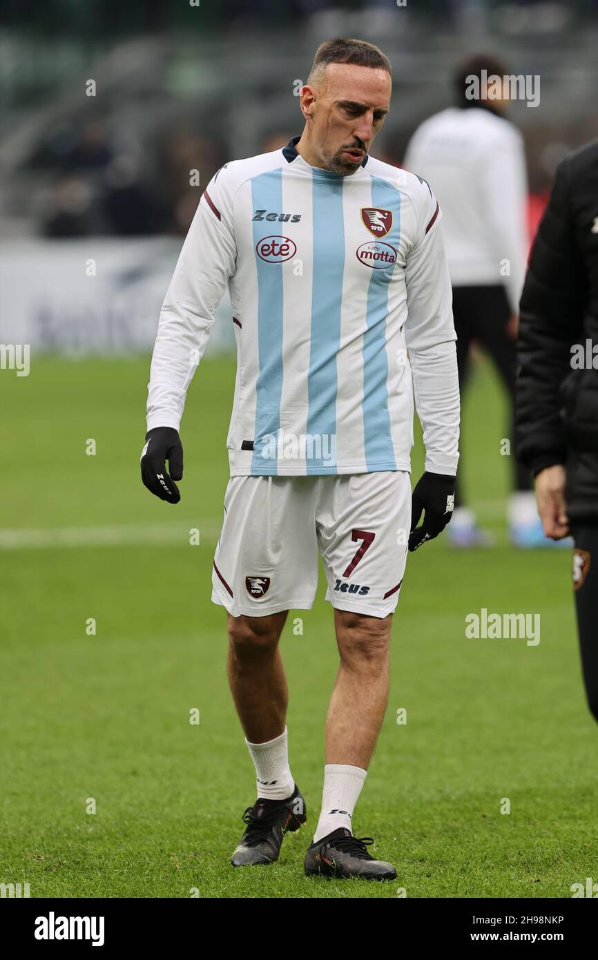 Milano, Italia. 4 dicembre 2021. Frank Ribery of US Salernitana 1919 si riscalda durante la Serie Una partita di calcio 2021/22 tra AC Milan e US Salernitana 1919 allo Stadio Giuseppe Meazza di Milano il 04 dicembre 2021 Credit: Independent Photo Agency/Alamy Live News Foto Stock