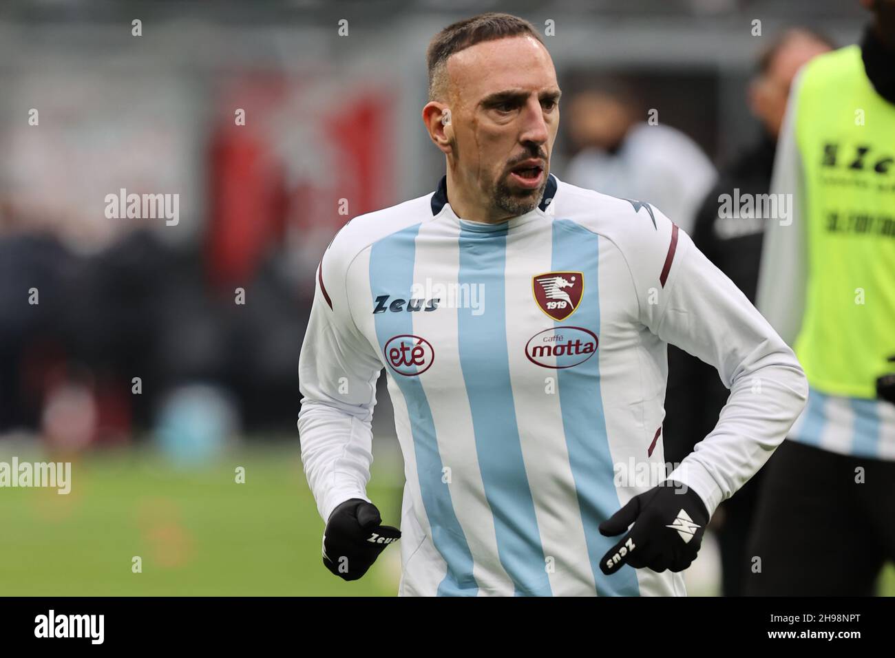 Milano, Italia. 4 dicembre 2021. Frank Ribery of US Salernitana 1919 si riscalda durante la Serie Una partita di calcio 2021/22 tra AC Milan e US Salernitana 1919 allo Stadio Giuseppe Meazza di Milano il 04 dicembre 2021 Credit: Independent Photo Agency/Alamy Live News Foto Stock