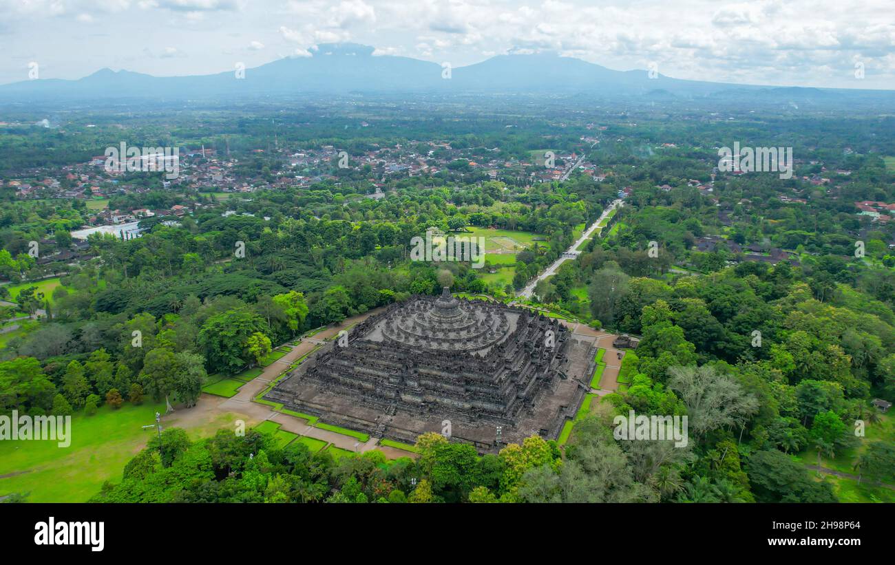 Vista aerea del magnifico tempio Borobudur. Il monumento buddista più grande del mondo, nel centro di Giava. Magelang, Indonesia, 6 dicembre 2021 Foto Stock