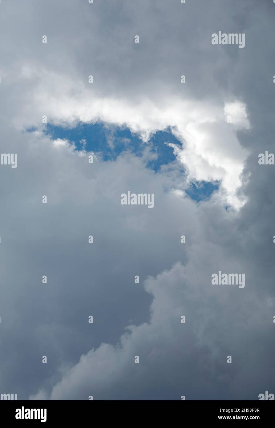 Grigio scuro di nuvole a sky Foto Stock